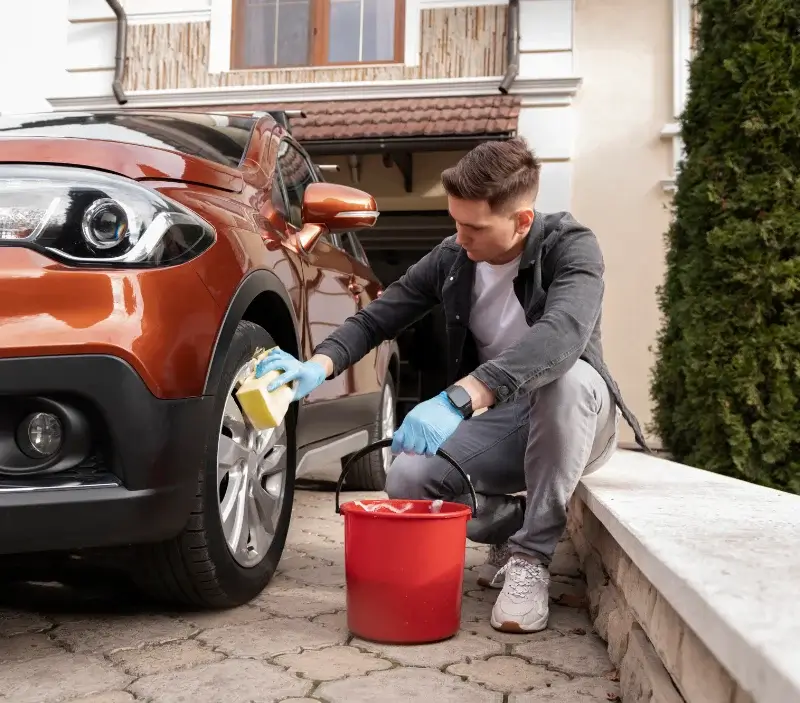 Lavage auto à domicile Coly-Saint-Amand : professionnel intervenant sur un véhicule